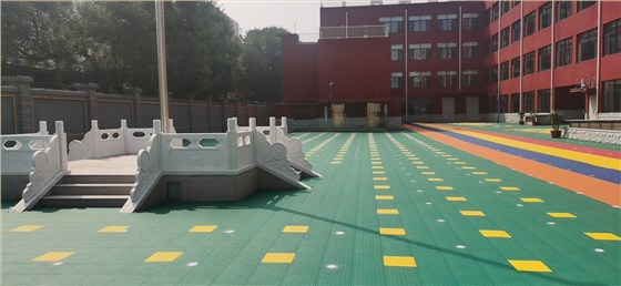 育才小學(xué)懸浮拼裝地板