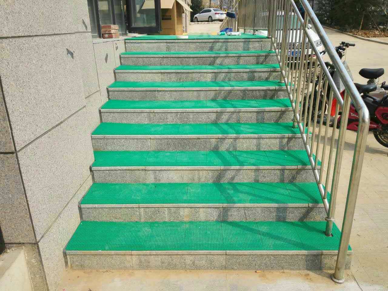 瑪酷機(jī)器人室外樓梯懸浮拼裝地板！