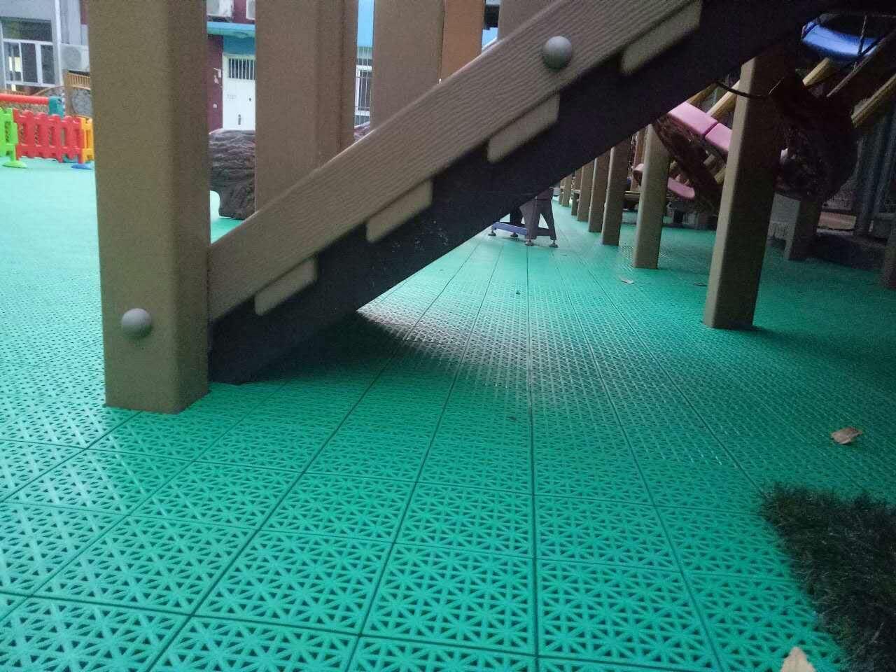 祝賀北京市虎坊路幼兒園臘竹分園室外拼裝地板項目圓滿完工！