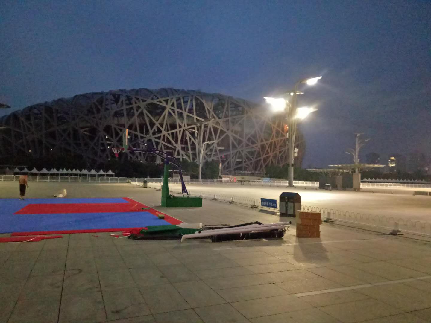 中潤(rùn)致遠(yuǎn)體育施工團(tuán)隊(duì)連夜在鳥巢水立方外施工