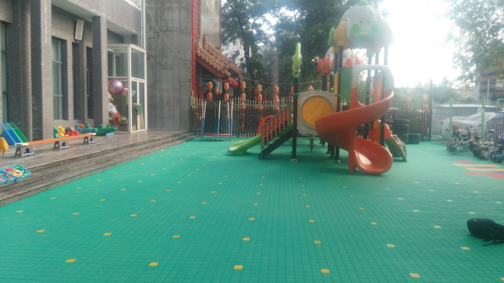 東方龍人國際幼兒園室外懸浮拼裝地板項目順利完工！