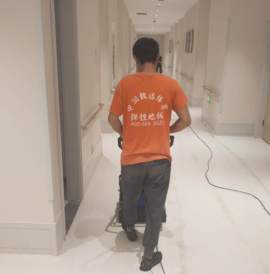 塑膠地板深度清潔讓您辦公車間遠(yuǎn)離“暗淡”
