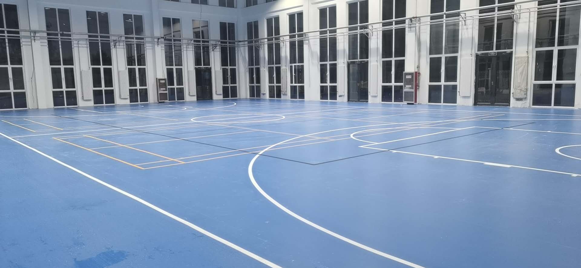 沙爾利格小學(xué)綜合體育館PVC運(yùn)動(dòng)地板驚艷了你我！