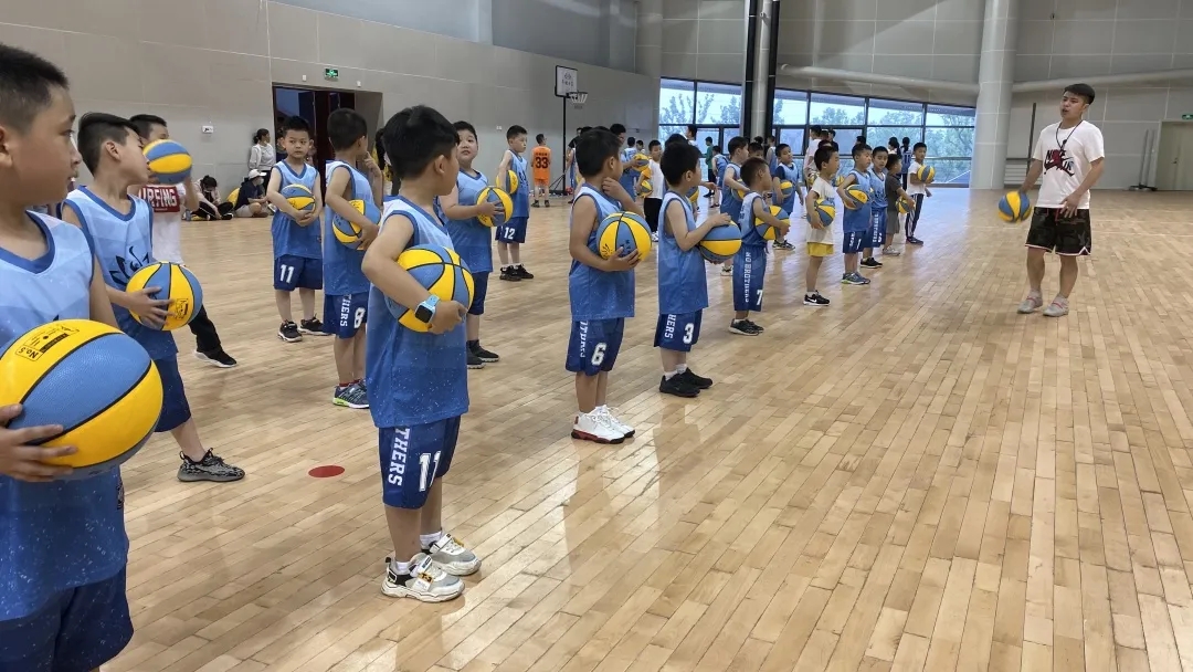 室內(nèi)籃球場運(yùn)動(dòng)木地板