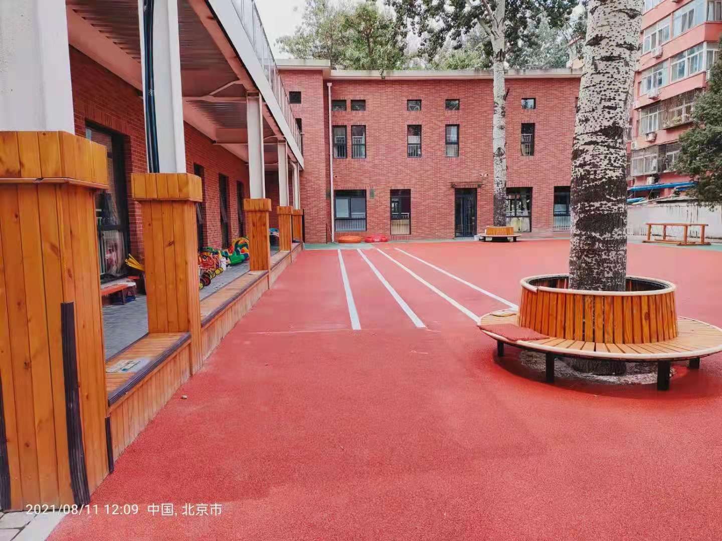 幼兒園室外地板如何選擇，看看太極艾嘉幼兒園怎么說(shuō)？