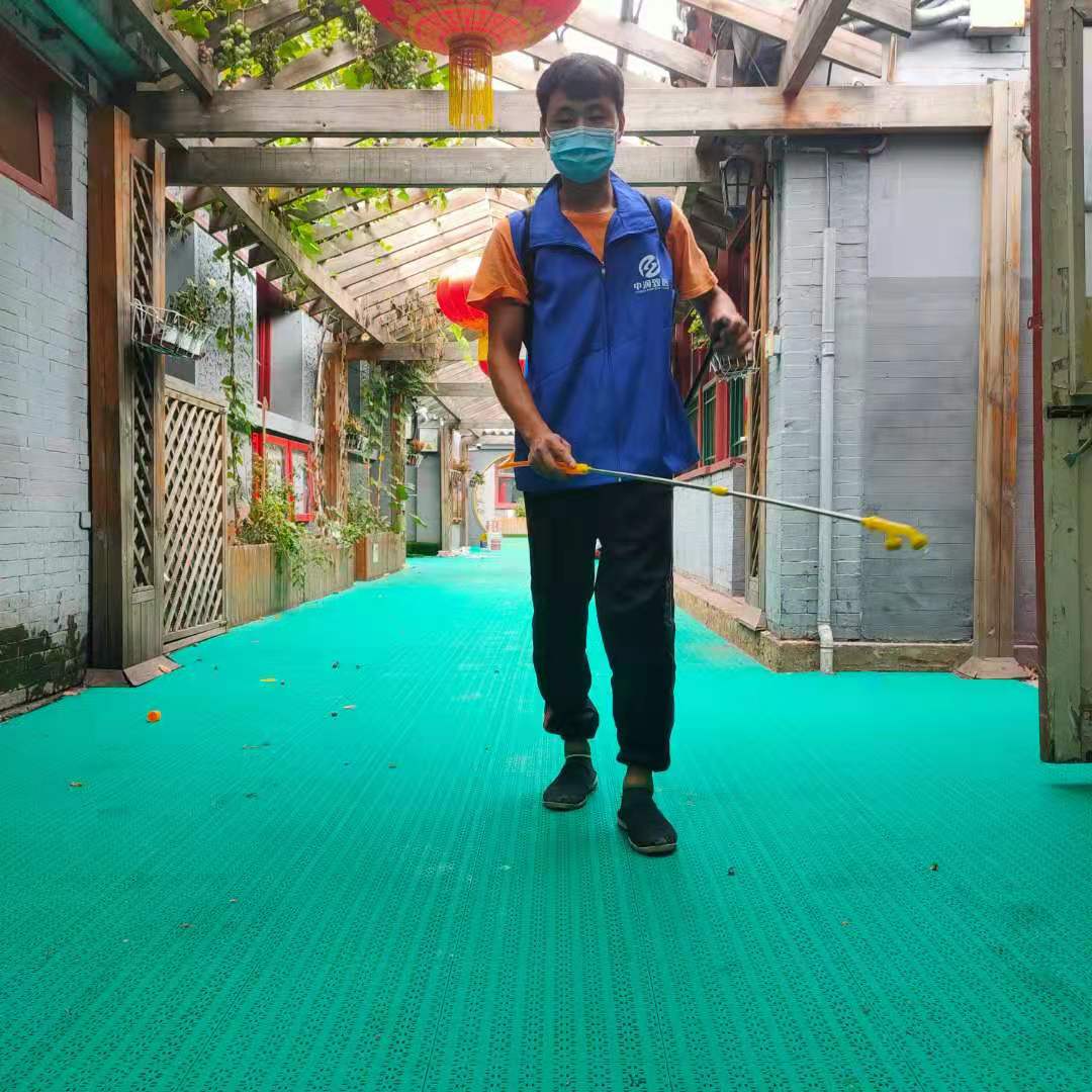 為西四北室外懸浮拼裝地板清潔消毒——抗擊疫情我們從未懈怠！