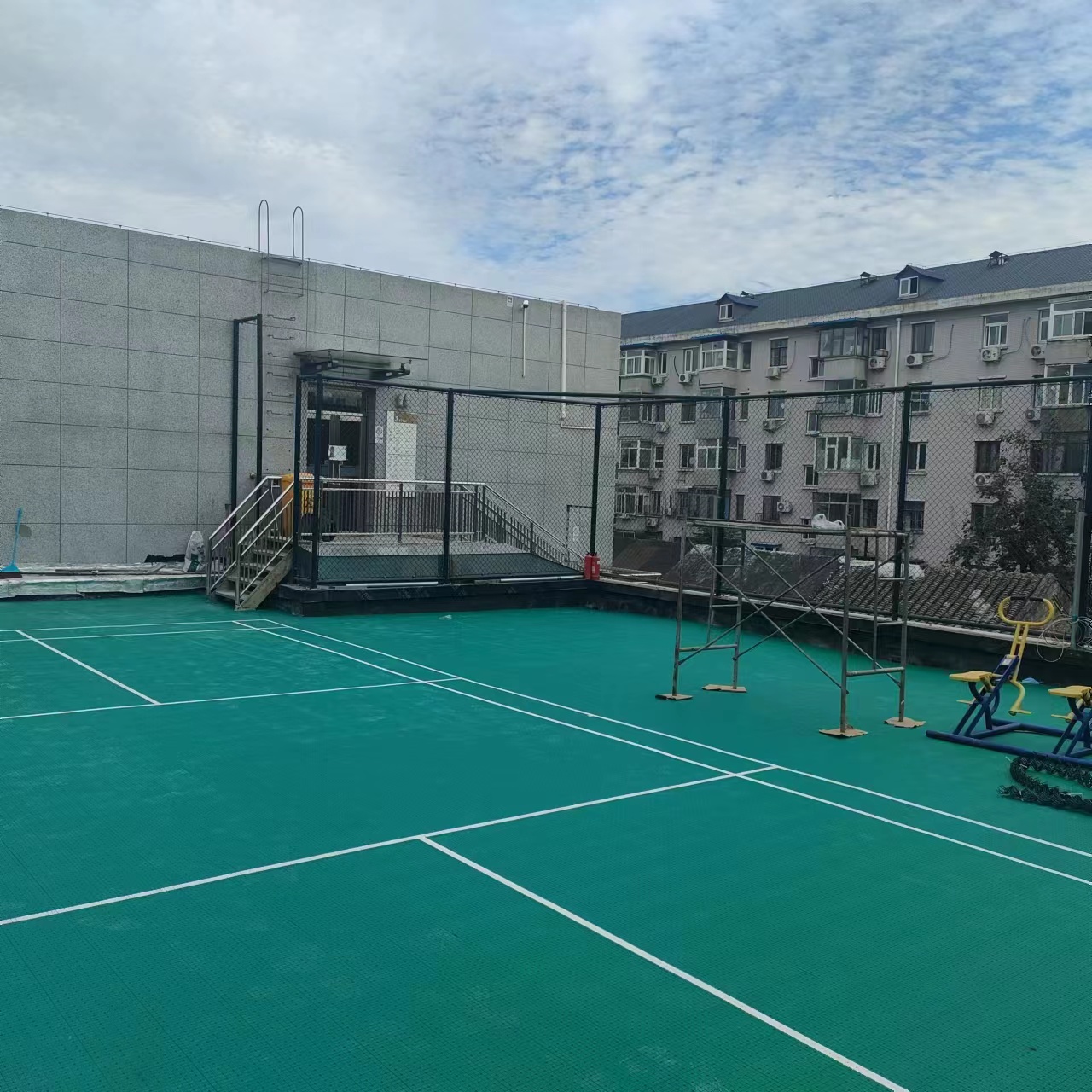 空間合理利用，懸浮拼裝地板“秒變”羽毛球場(chǎng)地！