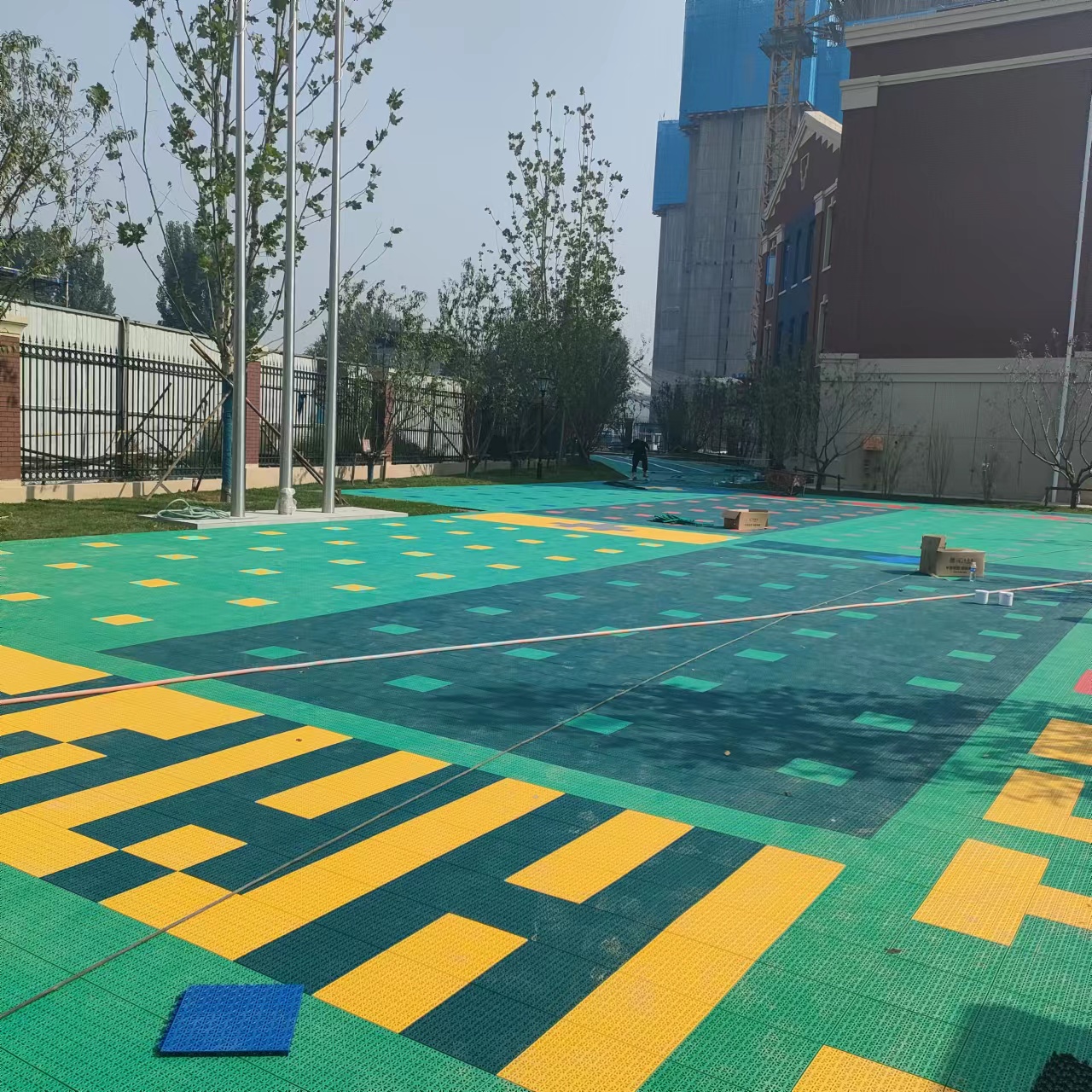 幼兒園室外地板如何選擇，且看香河某幼兒園怎么選？